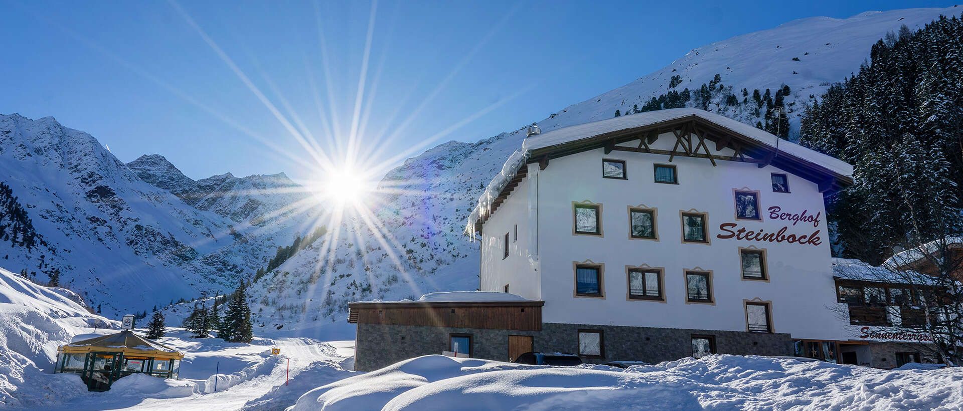Hausansicht im Winter im Apart Berghof Steinbock in Tirol