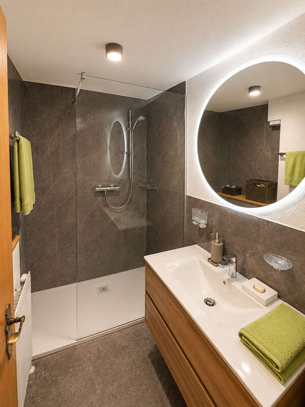 Dusche im Badezimmer