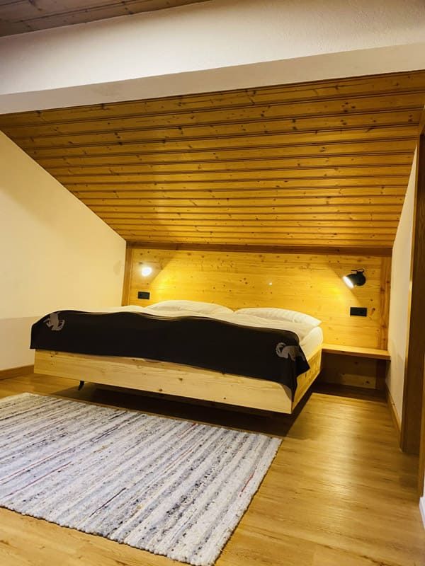Schlafzimmer mit Doppelbett im Appartement 3 im Apart Berghof Steinbock