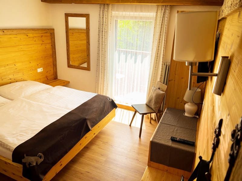 Schlafzimmer mit Doppelbett im Appartement 2 im Apart Berghof Steinbock