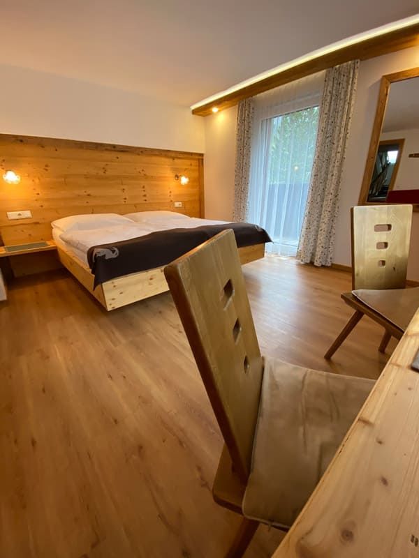 2. Schlafzimmer mit Doppelbett im Appartement 1 im Apart Berghof Steinbock