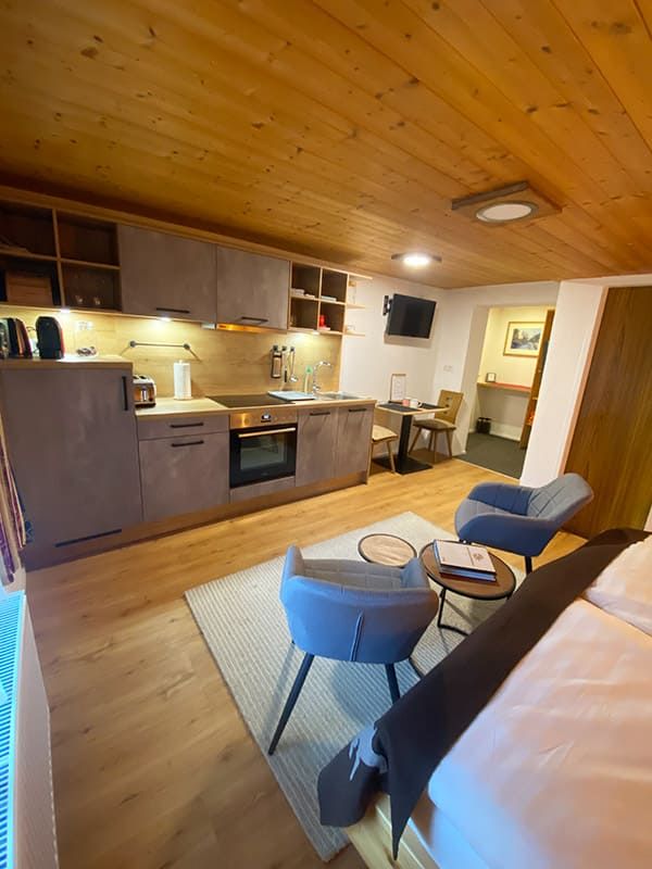 Küche im Koch-Schlafbereich im Appartement 4 im Apart Berghof Steinbock imPitztal